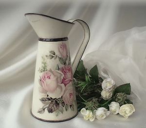 Arrosoir en métal galvanisé artistique avec des accents floraux en émail complexe apportant un charme vintage à tout décor d'intérieur - Product Image 5