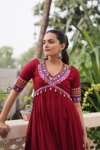 Blusa de Rayón para Mujer de 14 Kg con Bordado Kutchi Gamthi, Diseño Moderno Reversible, Lista para Usar en Fiestas de Navratri, Diwali y Bodas - Product Image 2
