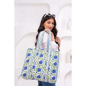 Bolso Tote Azul con Diseño Floral, Bolso de Mano Elegante con Bordado Moderno, Forro de Algodón de Alta Calidad, Cierre Abierto para el Verano - Product Image 4