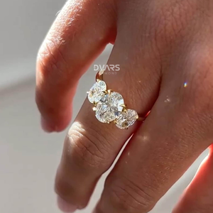 Élégante bague de fiançailles en diamant de laboratoire à trois pierres de taille ovale en or blanc, or rose et or jaune - Product Image 4