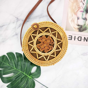 Sac pour femme en osier de style classique fait à la main en paille de jacinthe d'eau sac de plage de loisirs de voyage en rotin de bambou naturel fabriqué au Vietnam - Product Image 4