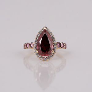 Anillo de Compromiso Clásico Chapado en Oro de 18K con Diamante Rosa Corte Pera, Creado en Laboratorio, con Diamantes Laterales Redondos Rosas y Blancos - Product Image 2