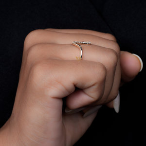 แหวนลายคลื่นสีทองแบบมินิมอลขนาดเล็กพร้อมเพชรที่ปลูกในห้องแล็บแหวนแฟชั่นอเนกประสงค์ - Product Image 6