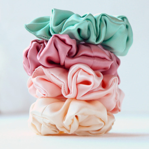 Gomas para el pelo hermosas de seda satinada para mujeres y niñas hechas con gomas clásicas de seda 100%. - Product Image 1