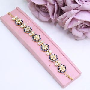 สร้อยข้อมือหิน Kundan ประดับสีทองสวยงามดูหรูหราสำหรับงานแต่งงานและงานหมั้นชุดปาร์ตี้สำหรับผู้หญิง - Product Image 4