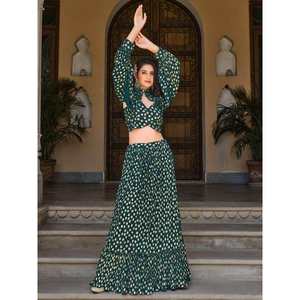 Ensemble de jupe et haut court en georgette avec travail de feuille d'or vert époustouflant, col asymétrique, veste taille XL, coupe ample, longueur genou, pour club - Product Image 1