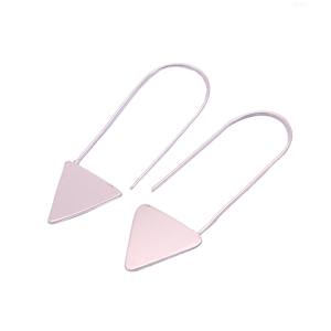 Boucles d'oreilles pendantes sophistiquées en laiton plaqué or 18 carats, charme triangulaire finement travaillé alliant forme minimaliste, cadeau pour femme pour les fêtes - Product Image 4