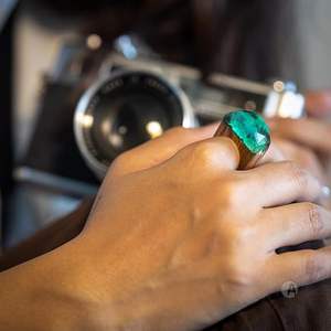 Elegante Anillo de Resina y Madera con Acabado Artesanal en Epoxi, Color y Talla Personalizables, Almacenamiento Moderno y de Lujo para Regalos - Product Image 5