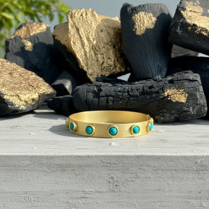 กำไลข้อมือแบบเปิดสีทองด้านประดับด้วยหินเทอร์ควอยซ์  เครื่องประดับที่มีสไตล์และโดดเด่นสำหรับทุกโอกาส - Product Image 3