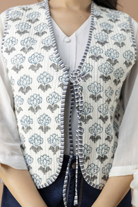 เสื้อแจ็กเก็ตกันหนาวผ้าฝ้ายทำมือแบบอินเดียพิมพ์ลายดอกไม้แบบกลับด้านได้เปิดสายด้านหน้าที่ใกล้ขึ้น - Product Image 5