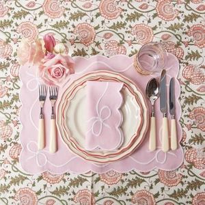 Manteles individuales de lino de Estilo Vintage bordados que aportan encanto nostálgico al diseño de interiores de su mesa de comedor - Product Image 2