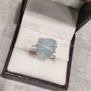 Nueva llegada de joyería de piedra en bruto anillo de mujer aguamarina natural piedra preciosa en bruto marzo piedra natal banda de alambre 925 anillo de plata esterlina - Product Image 3