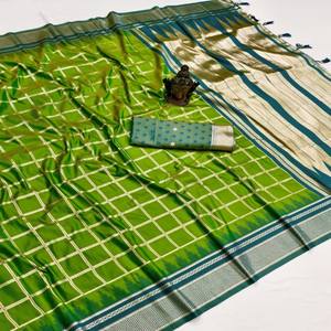 ผ้าไหมบาแนรัสแท้ VASTRA COTTAGE พร้อมลายปักด้วยด้ายซารีทั่วผืน ดีไซน์หรูหราด้วยพัลลูที่สวยงาม และเสื้อทอผ้าไหมแบบตัดสี - Product Image 6