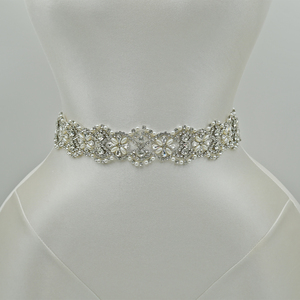 Cinturón de Novia Bridella BS153, Adornado con Pedrería Blanca y Perlas, Ajustable - Product Image 3