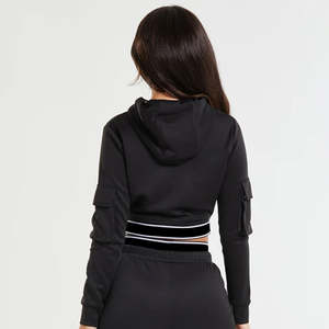 เสื้อฮู้ดครอปผู้หญิงลายโลโก้แบบกำหนดเอง สีพื้น แขนยาว ผ้าฝ้าย 100% ด้านหน้า - Product Image 4