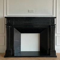 Cheminée de luxe en pierre naturelle brûlant à la main avec un véritable manteau de cheminée en marbre noir italien pour la décoration intérieure de l'hôtel et de la villa
