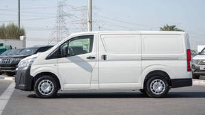 HIACE 2023, Furgoneta Automática con Tracción en las Cuatro Ruedas, Asientos de Cuero, Interior Oscuro, Volante a la Izquierda, Techo Panorámico, Aluminio, Motor de Gasolina de 4.5L y 150 CV - Product Image 4