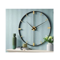 Élégantes horloges murales rondes en métal de couleur bronze antique avec des détails artisanaux, parfaites pour la décoration intérieure de maison de luxe