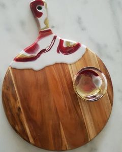 Elegante tabla de cortar de resina y madera adecuada para decorar encimeras, así como para cortar y servir alimentos de manera eficiente - Product Image 1