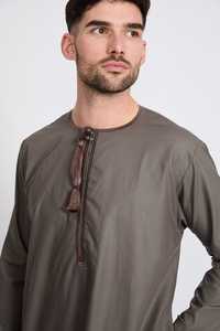 Túnica de verano omaní para hombres de Arabia Saudita XXL de manga larga Thobe Thawb con cuello bordado pico grueso hecho de algodón poliéster - Product Image 3