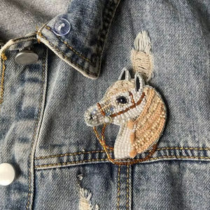 Broches Bordados con Cuentas de Semillas Hechos a Mano con Diseño de Logotipo Único, Broches Bordados con Cuentas de Semillas de glowin fashion - Product Image 2