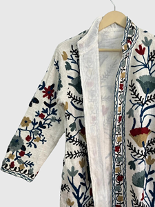 Veste florale brodée pour femmes grandes tailles, col mandarin, manches longues, coton, style Prairie Chic, pour le printemps - Product Image 4