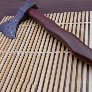 Hacha hecha a mano con material de acero de Damasco y hoja de alta calidad, ideal para tareas al aire libre y equipo de camping. - Product Image 2