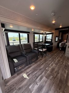 Caravane Jaycoo Eagle Travel Trailer, capacité de couchage pour 6 personnes, caravane moderne en aluminium avec cuisine coulissante et design imprimé sur écran. - Product Image 6