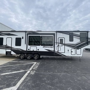Remolque de Campamento G-r-a-n-d D-e-s-i-g-n M-o-m-e-n-t-u-m 395MS 2023 Usado en Venta, Ideal para Campamentos y Viajes - Product Image 1