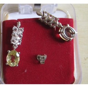 Boucles d'oreilles en cristal de topaze et de quartz citron avec une touche de luxe - Product Image 1