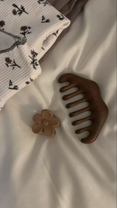 Peigne en bois de santal écologique pour la santé des cheveux, la relaxation et l'aromathérapie - Product Image 4