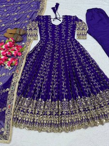 Anarkali lourd de créateur en georgette effet fleuri avec sequins et broderies, avec pantalon Chudi et dupatta à sequins - Product Image 5