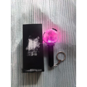 Llavero Luminoso MINI Amy de Alta Calidad para que los Fans Apoyen los Productos Relacionados con Wai. Igual al estilo de B Ts. - Product Image 1