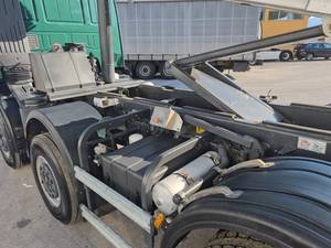 Camion Tracteur Iveco Trakker d'occasion 6x4 avec benne basculante robuste pour le transport de chantier - Product Image 3