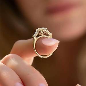 Anillo de Compromiso de Oro de 14K con Corte Radiante y Engaste Invisible, Diamante Cultivado en Laboratorio de 2.50 Quilates con Certificación IGI CVD - Product Image 3