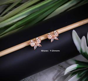 ต่างหูแบบติดหูรูปผีเสื้อชุบทองทันสมัย ทำจากสแตนเลสสตีล ประดับเพชรซิร์คอน เครื่องประดับสำหรับผู้หญิง เหมาะสำหรับงานปาร์ตี้ - Product Image 1