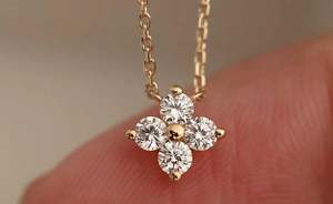 Collar con Colgante de Trébol de Cuatro Hojas con Diamante de Laboratorio de Corte Redondo, Chapado en Oro de 14K, Certificado IGI, Elegante y de Lujo para Mujer - Product Image 2