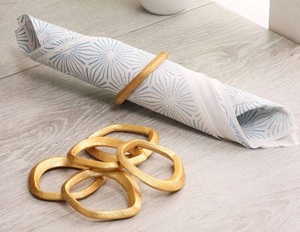 Juego de 6 servilleteros dorados de forma irregular hechos a mano, servilleteros de Metal con textura moderna para Decoración de mesa elegante - Product Image 1