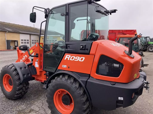 Chargeuse sur pneus Kubota abordable, diesel, 4 roues motrices, avec un moment de charge élevé, prête à être expédiée. - Product Image 3