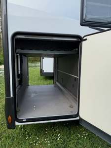 Autocaravana de Lujo Mobil Vita para 4-6 Personas, Una Habitación, Furgoneta Camper de Aluminio con Refrigerador y Cama, Emisión EURO 5 - Product Image 5