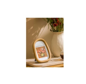 Cadre photo minimaliste en bois pour une décoration intérieure épurée, à fixer au mur ou à poser sur une table, texture de bois naturel - Product Image 1