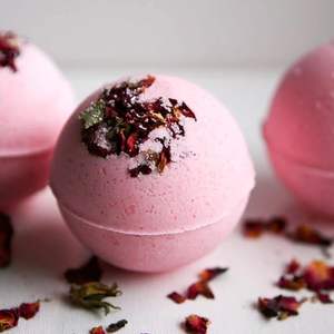 Lujosa bomba de baño de infusión de pétalos de rosa | Remojo floral de aromaterapia para relajación y nutrición de la piel | Paquete a granel al por mayor - Product Image 2