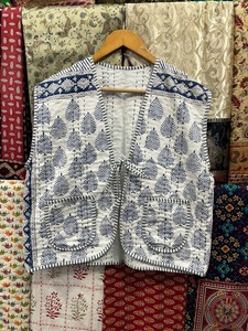 Veste courte gilet, veste matelassée en coton imprimé feuille, gilet avant cravate de style bohème, cadeau de demoiselle d'honneur sans manches imprimé bloc matelassé - Product Image 2