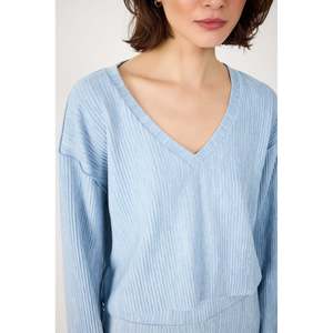 Top Corto Informal de Canalé con Cuello en V y Logotipo Frontal, Ropa Suave de Longitud Corta - Product Image 2