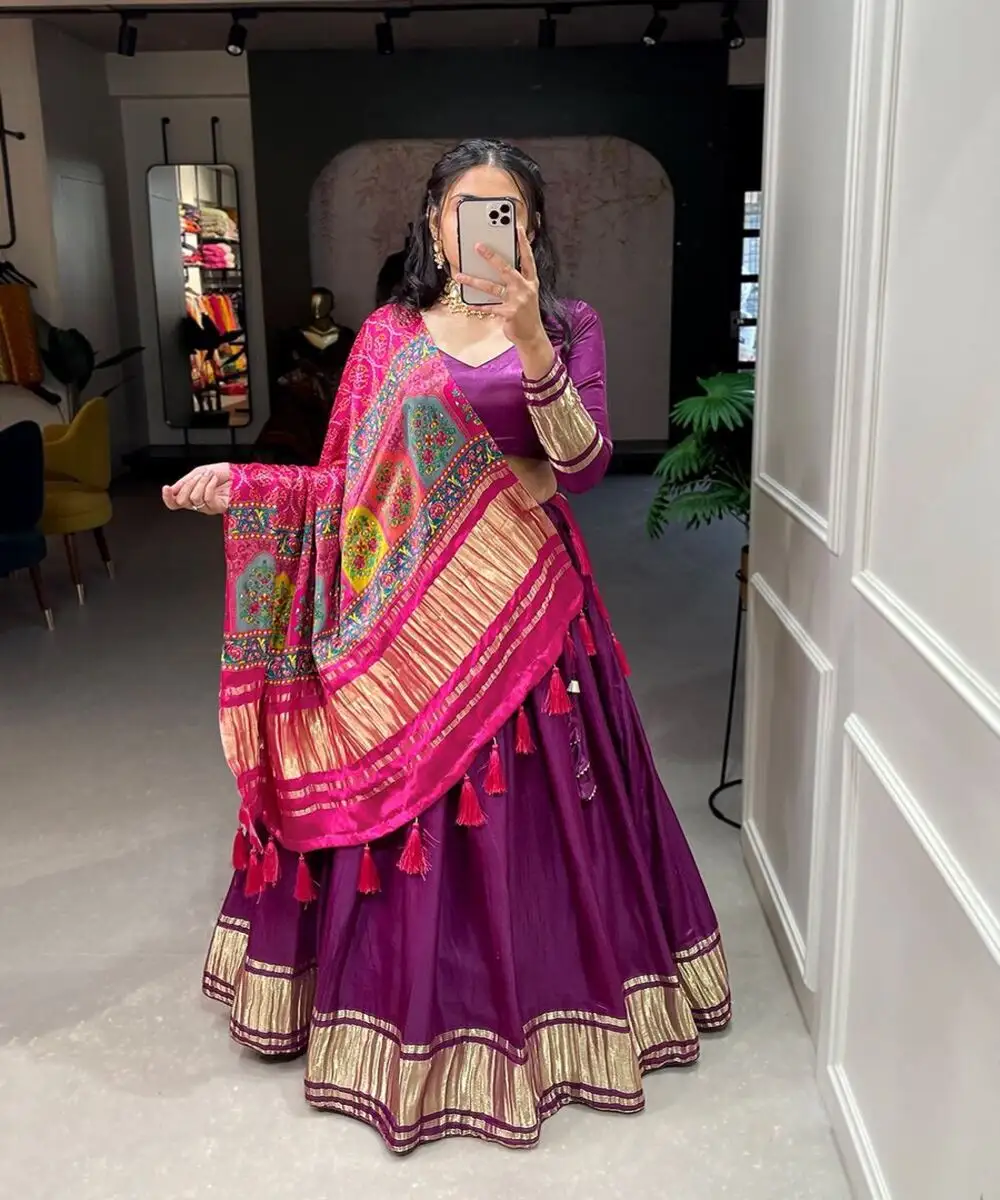 Imprimé Floral Lehenga Choli Ensemble un bouquet de couleur et de charme apportant de la joie et de la fête à chaque occasion et célébration.