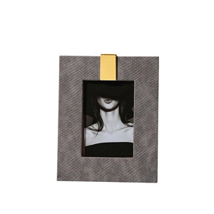 Elegante marco de fotos de diseño para mostrar recuerdos con estilo y agregar un toque de lujo a la decoración de cualquier habitación - Product Image 5