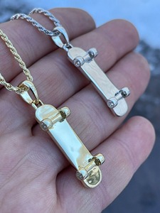Collar con Colgante de Diamante Moissanite VVS Estilo Moderno, Diseño de Patineta, Chapado en Oro sobre Plata 925, Brillante - Product Image 4
