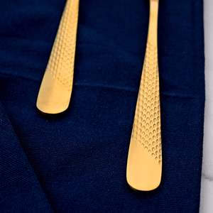 Juego de Cucharas de Servir de Acero Dorado Martillado (2 Piezas) Ecológicas y Desechables para Cocina, Servir, 10 ml, para Bodas y Hoteles - Product Image 1