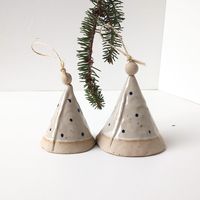 Cloche de vache en céramique antique avec un design de ferme de campagne parfait pour un chalet rustique et une décoration d'intérieur d'inspiration vintage