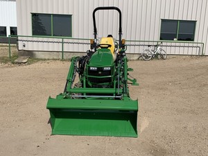 Tracteur compact à roues John Deere 3038E vert 4x4 à transmission par engrenages 70 CV pour moteur multifonctionnel de jardin, garantie 5 ans - Product Image 4